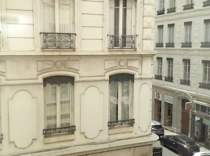 Charme Et Modernite Au Coeur De Lyon